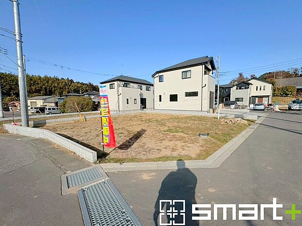 〜開放感ある角地のお住まい〜 ・2方向が空く事で開放感のある角地に位置しております。 ・窮屈な感じが無く、ゆったりと暮らせるこの魅力をぜひ現地でご体感くださいませ。 