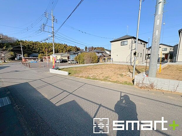 ~閑静な住宅街の立地~ ・周辺は閑静な住宅街となっておりますので、静かな暮らしをご実現いただけます。 ・前面道路の交通量も多くないので、小さなお子様がいるご家庭でもご安心ですね。