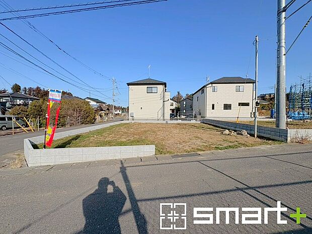 ~開放感ある角地のお住まい~ ・2方向が空く事で開放感のある角地に位置しております。 ・窮屈な感じが無く、ゆったりと暮らせるこの魅力をぜひ現地でご体感くださいませ。