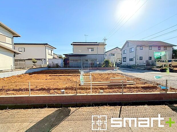 〜閑静な住宅街の立地〜 ・周辺は閑静な住宅街となっておりますので、静かな暮らしをご実現いただけます。 ・前面道路の交通量も多くないので、小さなお子様がいるご家庭でもご安心ですね。 