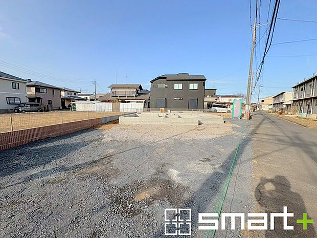 ~ベタ基礎でしっかりとした土台~ ・コンクリートの中に鉄筋を配し強度を高めた「ベタ基礎」を採用。 ・しっかりとした土台を造ったうえで、その上に建物が築造されていきます。