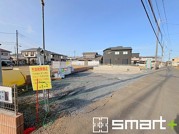 ~閑静な住宅街の立地~ ・周辺は閑静な住宅街となっておりますので、静かな暮らしをご実現いただけます。 ・前面道路の交通量も多くないので、小さなお子様がいるご家庭でもご安心ですね。
