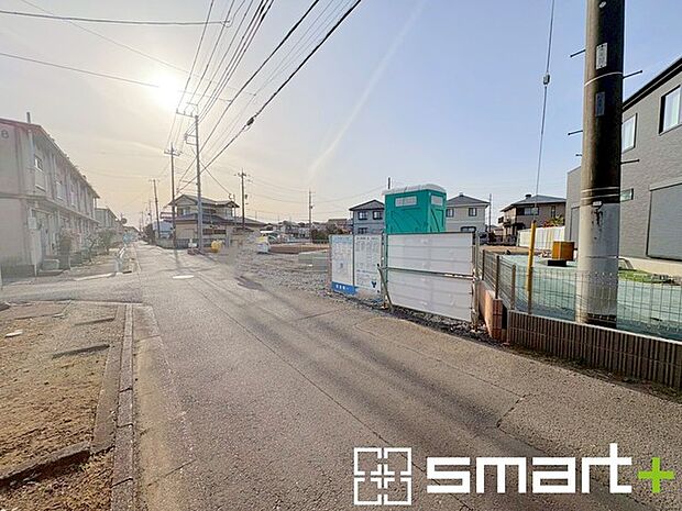 〜閑静な住宅街の立地〜 ・周辺は閑静な住宅街となっておりますので、静かな暮らしをご実現いただけます。 ・前面道路の交通量も多くないので、小さなお子様がいるご家庭でもご安心ですね。 