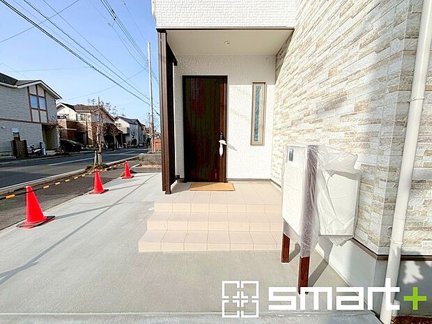 〜宅配ボックスを標準装備〜 ・ネットショッピングが当たり前になった今の時代に嬉しい宅配ボックスを標準装備。 ・お仕事や外出の際もお荷物の受取が可能です。 