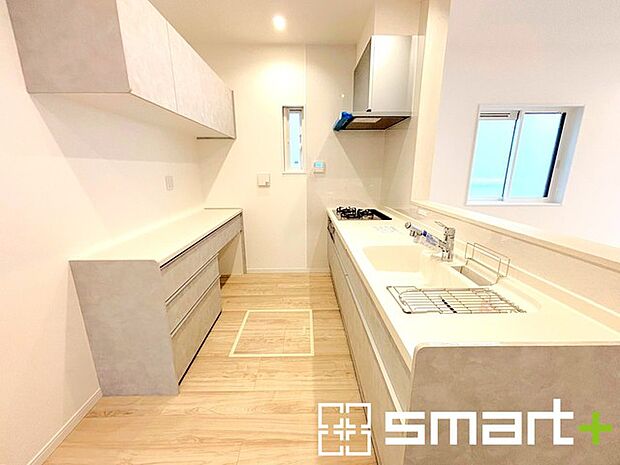 〜収納も豊富なキッチン〜 ・キッチンスペースにはカップボードを標準装備。吊戸棚と併せて収納が豊富になっておりますので、散らかりやすいキッチン周りがスッキリと片付きます。 