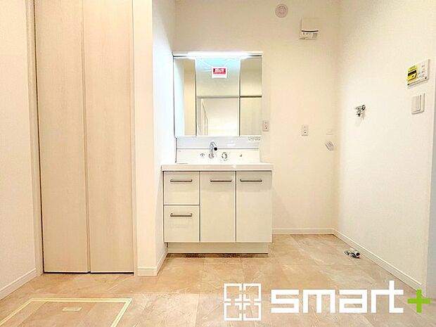 ~人気の三面鏡を採用~ ・洗面台は三面鏡仕様なので鏡の角度を変える事で頭の後ろの方までご確認可能です。 ・鏡の裏が収納になっておりますので、洗面台周りもスッキリと片付きます。