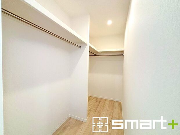 〜本格的な広さのウォークイン〜 ・しっかりとした広さのウォークインクローゼットを設けた仕様。 ・よくある小さめのウォークインは実際には収納力弱めですが、これだけ大きいと十分な収納力です。 