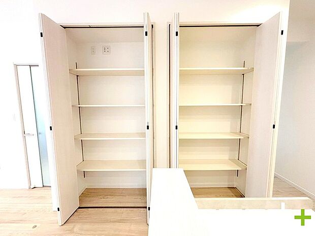 ~パントリーのあるお住まい~ ・キッチン横にパントリー(食糧庫)をご用意。買い溜めした食材などはもちろん、ティッシュなどの置場としてもご利用いただけます。 ・ぜひ現地でご確認くださいませ。