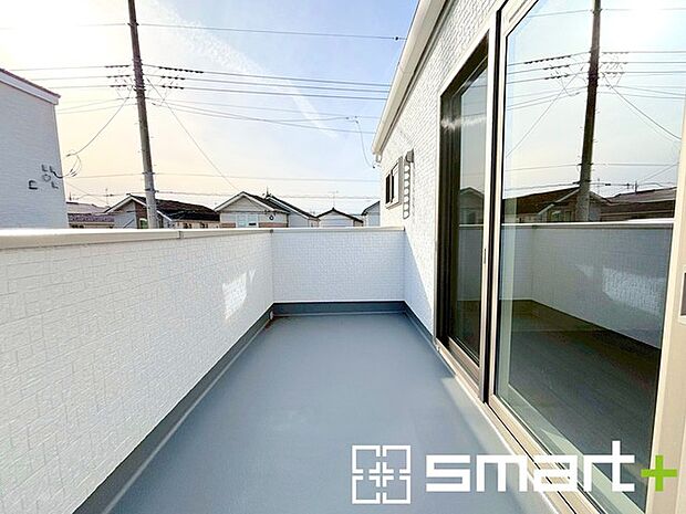 〜洗濯物も干しやすいバルコニー〜 ・バルコニーには物干し竿受けが標準装備されております。 ・テラス屋根等のオプションもお気軽にご相談くださいませ。 