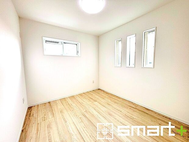 〜2面採光の明るいお部屋〜 ・洋室は2面採光とする事で穏やかな陽の入る明るい空間となっております。 ・くつろぎのプライベート時間を明るい空間で穏やかにお過ごしいただけます。 