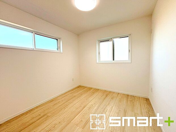 ~収納豊富な洋室~ ・各居室に備え付けの収納をご用意。タンスなどを置く場合と比べ出っ張らないので部屋の中を有効のご活用いただけます。 ・収納の広さなどぜひ現地でご確認くださいませ。