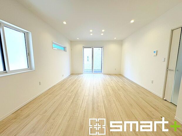 〜穏やかな陽の入るＬＤＫ〜 ・大きな窓のあるＬＤＫは陽当りも良好で明るい空間となっております。 ・ご家族団らんなど過ごす時間の多いＬＤＫが明るいのは嬉しいポイントですね。 