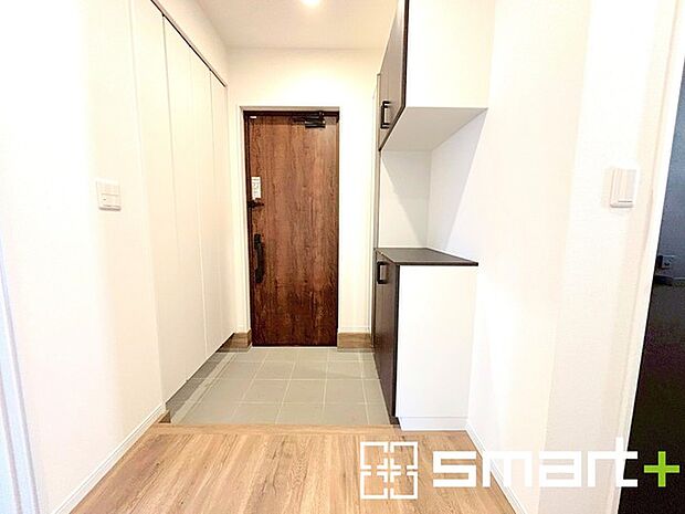 〜シューズインクロークのある玄関〜 ・玄関横にシューズインクロークをご用意。 ・追加の靴置きとしてはもちろん、スキー・ゴルフなど趣味の用具の置場としてもご利用いただけます。 