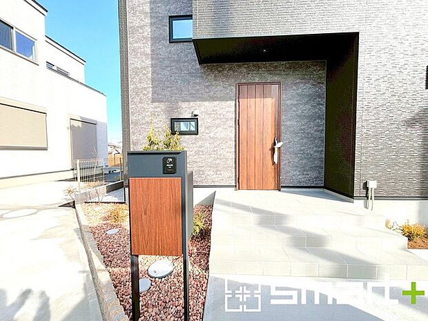 ~宅配ボックスを標準装備~ ・ネットショッピングが当たり前になった今の時代に嬉しい宅配ボックスを標準装備。 ・お仕事や外出の際もお荷物の受取が可能です。