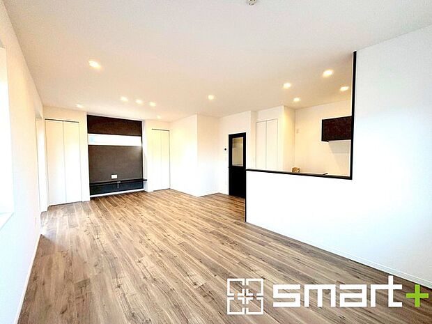 ~穏やかな陽の入るLDK~ ・大きな窓のあるLDKは陽当りも良好で明るい空間となっております。 ・ご家族団らんなど過ごす時間の多いLDKが明るいのは嬉しいポイントですね。