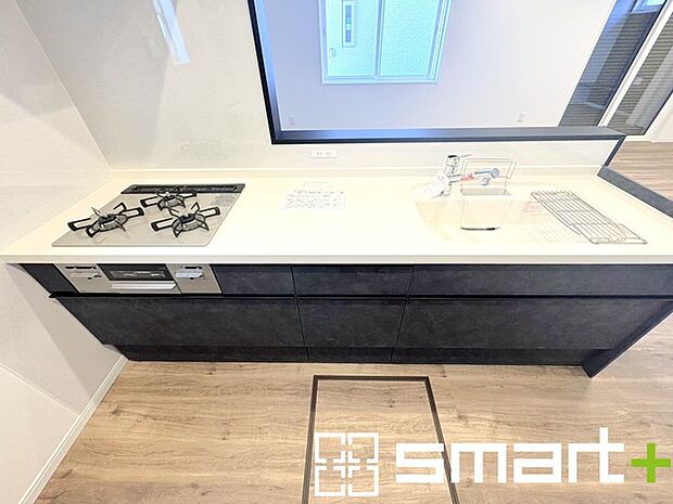 〜人気のカウンターキッチン〜 ・キッチンには余計な柱が無いので、リビングが見渡せ開放感のある造りとなっております。 ・蛇口には浄水器が内蔵されるなど機能面でも優れたキッチンです。 