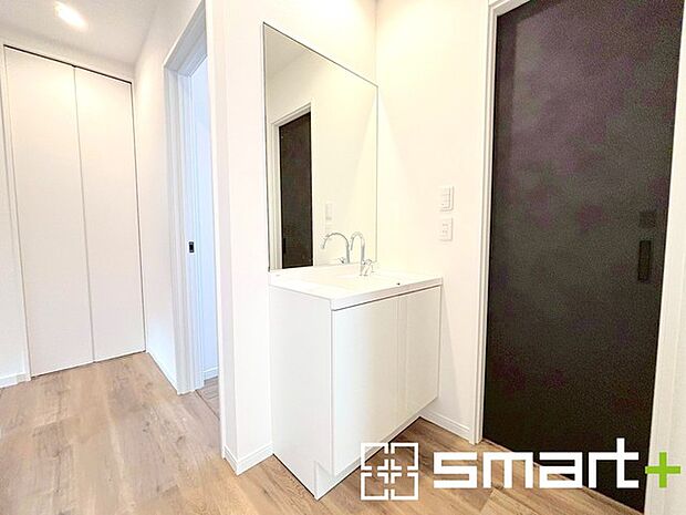 ~シャワー付き洗面台を採用~ ・洗面台の蛇口がホースで伸びシャワーとしてご利用可能。 ・朝の寝ぐせ直しなどにシャワーを使いたい時、洗面台の掃除をする際にも便利にお使いいただけますよ。