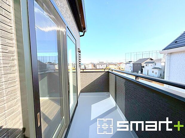 ~洗濯物も干しやすいバルコニー~ ・バルコニーには物干し竿受けが標準装備されております。 ・テラス屋根等のオプションもお気軽にご相談くださいませ。