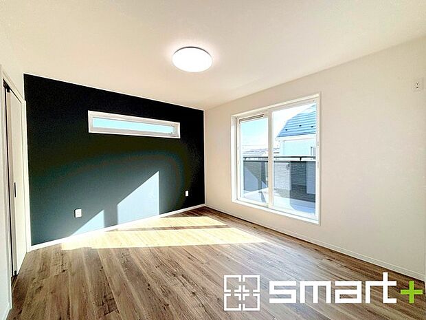 ~2面採光の明るいお部屋~ ・洋室は2面採光とする事で穏やかな陽の入る明るい空間となっております。 ・くつろぎのプライベート時間を明るい空間で穏やかにお過ごしいただけます。