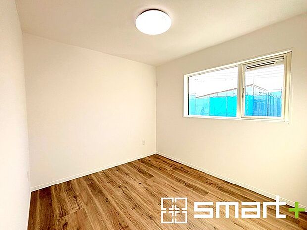 ~収納豊富な洋室~ ・各居室に備え付けの収納をご用意。タンスなどを置く場合と比べ出っ張らないので部屋の中を有効のご活用いただけます。 ・収納の広さなどぜひ現地でご確認くださいませ。