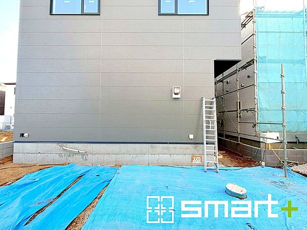 〜ベタ基礎でしっかりとした土台〜 ・コンクリートの中に鉄筋を配し強度を高めた「ベタ基礎」を採用。 ・しっかりとした土台を造ったうえで、その上に建物が築造されていきます。 