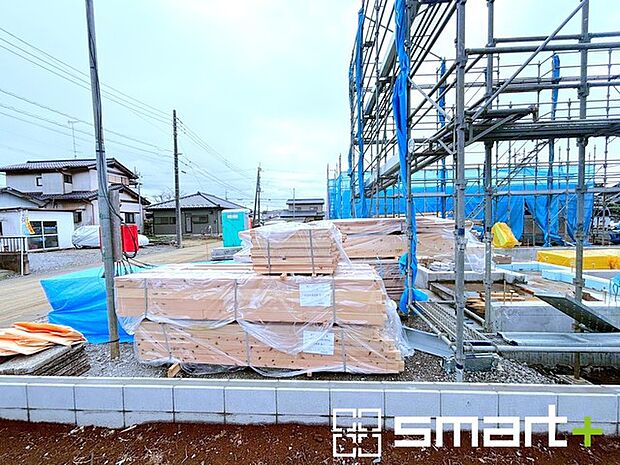 ~十分な広さのある前面道路~ ・前面道路は約4.87mございますので、お車でのすれ違いも楽々で余計なストレスがかかりません。 ・日々お車での移動が多い方には大切なポイントですね。 (1号棟)