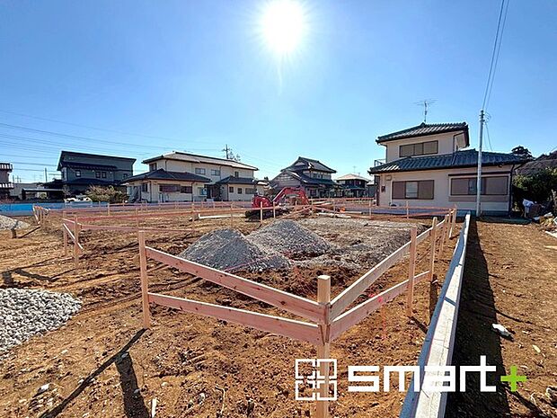 〜ベタ基礎でしっかりとした土台〜 ・コンクリートの中に鉄筋を配し強度を高めた「ベタ基礎」を採用。 ・しっかりとした土台を造ったうえで、その上に建物が築造されていきます。 (1号棟)