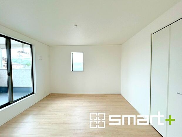 ~2面採光の明るいお部屋~ ・洋室は2面採光とする事で穏やかな陽の入る明るい空間となっております。 ・くつろぎのプライベート時間を明るい空間で穏やかにお過ごしいただけます。