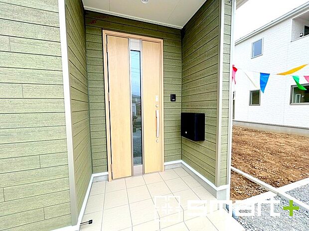 ~お住まいの顔「玄関」~ ・玄関ドアの上にはもちろん軒がございますので、雨の日でも濡れずに鍵の開閉が可能です。 ・鍵は防犯性に優れたディンプルキーを採用。