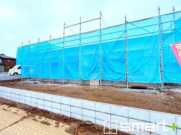 ~十分な広さのある前面道路~ ・前面道路は約4.87mございますので、お車でのすれ違いも楽々で余計なストレスがかかりません。 ・日々お車での移動が多い方には大切なポイントですね。 (2号棟)