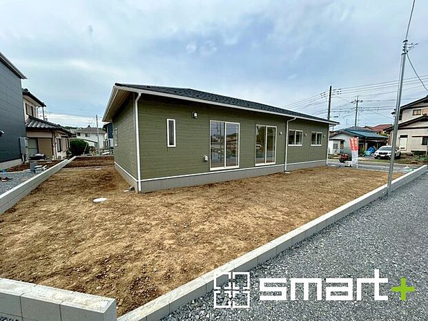 ~お庭もある余裕の敷地~ ・広々した敷地にはお庭もご用意。お庭があるだけで余裕を感じますね。 ・防草シートや人工芝の敷設などのオプションもお気軽にご相談くださいませ。