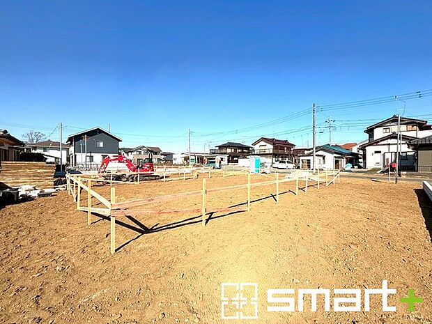 〜ベタ基礎でしっかりとした土台〜 ・コンクリートの中に鉄筋を配し強度を高めた「ベタ基礎」を採用。 ・しっかりとした土台を造ったうえで、その上に建物が築造されていきます。 (2号棟)