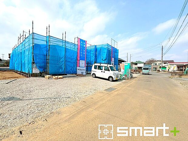 ~閑静な住宅街の立地~ ・周辺は閑静な住宅街となっておりますので、静かな暮らしをご実現いただけます。 ・前面道路の交通量も多くないので、小さなお子様がいるご家庭でもご安心ですね。 (2号棟)