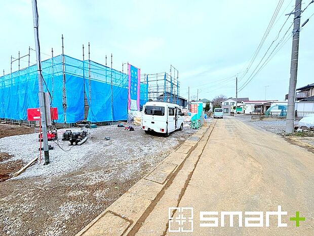 ~閑静な住宅街の立地~ ・周辺は閑静な住宅街となっておりますので、静かな暮らしをご実現いただけます。 ・前面道路の交通量も多くないので、小さなお子様がいるご家庭でもご安心ですね。 (2号棟)