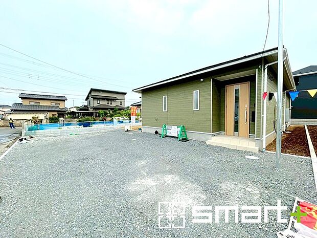 ~駐車場は3台分ご用意~ ・駐車場は3台分ございますので、車通勤の方や複数台お持ちの方にもお勧めのお住まいです。 ・ご来客の際も安心の余裕の敷地です。