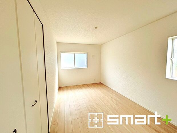 ~2面採光の明るいお部屋~ ・洋室は2面採光とする事で穏やかな陽の入る明るい空間となっております。 ・くつろぎのプライベート時間を明るい空間で穏やかにお過ごしいただけます。