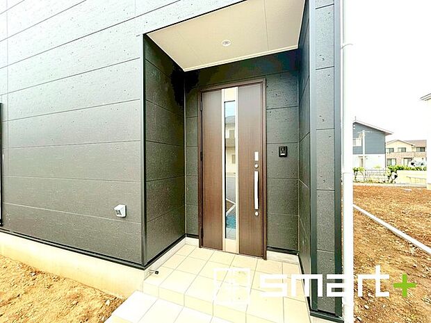 ~お住まいの顔「玄関」~ ・玄関ドアの上にはもちろん軒がございますので、雨の日でも濡れずに鍵の開閉が可能です。 ・鍵は防犯性に優れたディンプルキーを採用。
