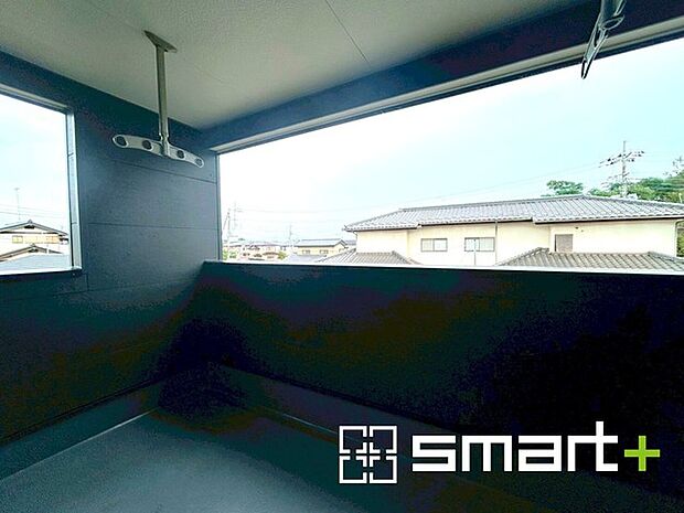 ~屋根付きのバルコニー~ ・バルコニーは屋根付きなので急な雨でも安心です。 ・奥行きもあるので洗濯物が干しやすいのも嬉しいポイントですね。