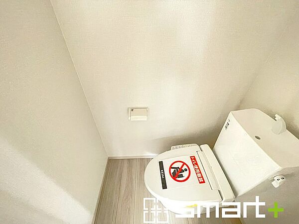 ～やはり便利なタンク式トイレ～ ・最近はタンクレストイレもございますが、タンク式の場合は停電時もお水を流すことが可能。 ・故障時なども比較的費用が安くなるなど、メリットが多くなります。