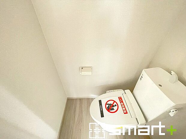 ~やはり便利なタンク式トイレ~ ・最近はタンクレストイレもございますが、タンク式の場合は停電時もお水を流すことが可能。 ・故障時なども比較的費用が安くなるなど、メリットが多くなります。
