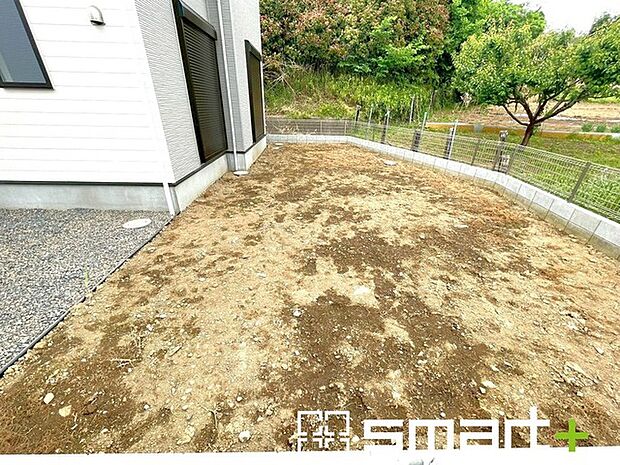 ~広々したお庭のある邸宅~ ・余裕の敷地には広いお庭もご用意。 ・ガーデニングや安らぎの空間として、倉庫を置いたりと様々な活用が可能です。 ・人工芝の敷設などもお気軽にご相談くださいませ。
