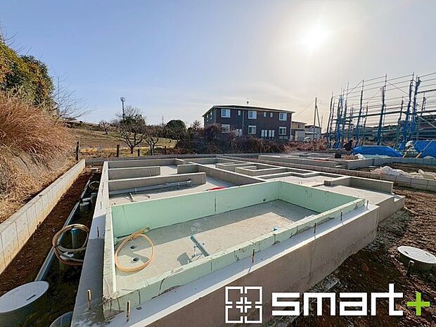 ~ベタ基礎でしっかりとした土台~ ・コンクリートの中に鉄筋を配し強度を高めた「ベタ基礎」を採用。 ・しっかりとした土台を造ったうえで、その上に建物が築造されていきます。