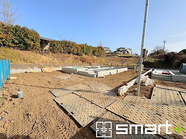 ~閑静な住宅街の立地~ ・周辺は閑静な住宅街となっておりますので、静かな暮らしをご実現いただけます。 ・前面道路の交通量も多くないので、小さなお子様がいるご家庭でもご安心ですね。