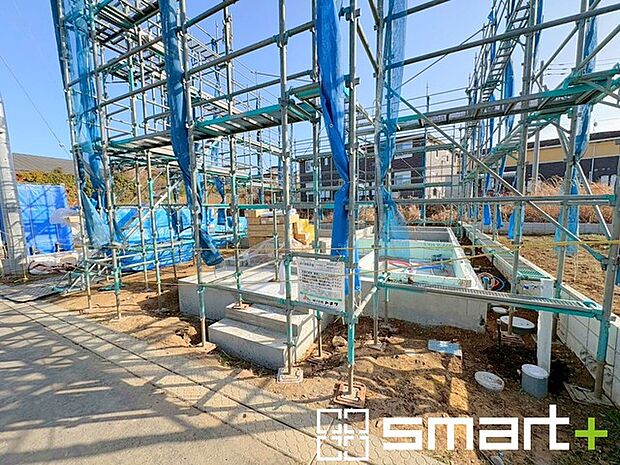 ~ベタ基礎でしっかりとした土台~ ・コンクリートの中に鉄筋を配し強度を高めた「ベタ基礎」を採用。 ・しっかりとした土台を造ったうえで、その上に建物が築造されていきます。