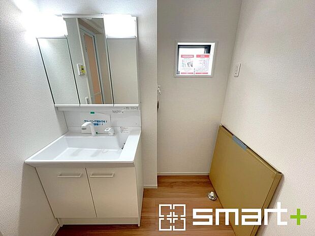 ~シャワー付き洗面台を採用~ ・洗面台の蛇口がホースで伸びシャワーとしてご利用可能。 ・朝の寝ぐせ直しなどにシャワーを使いたい時、洗面台の掃除をする際にも便利にお使いいただけますよ。