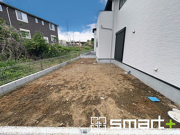 ~広々したお庭のある邸宅~ ・余裕の敷地には広いお庭もご用意。 ・ガーデニングや安らぎの空間として、倉庫を置いたりと様々な活用が可能です。 ・人工芝の敷設などもお気軽にご相談くださいませ。