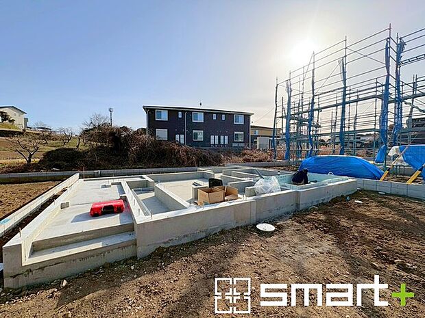 ~ベタ基礎でしっかりとした土台~ ・コンクリートの中に鉄筋を配し強度を高めた「ベタ基礎」を採用。 ・しっかりとした土台を造ったうえで、その上に建物が築造されていきます。