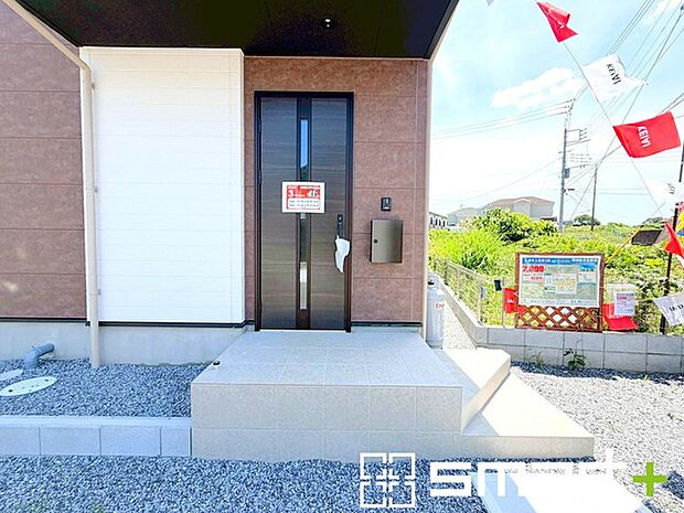 ～お住まいの顔「玄関」～ ・玄関ドアの上にはもちろん軒がございますので、雨の日でも濡れずに鍵の開閉が可能です。 ・鍵は防犯性に優れたディンプルキーを採用。 