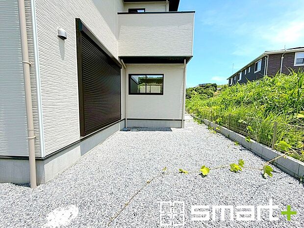 ～お庭もある余裕の敷地～ ・広々した敷地にはお庭もご用意。お庭があるだけで余裕を感じますね。 ・防草シートや人工芝の敷設などのオプションもお気軽にご相談くださいませ。 