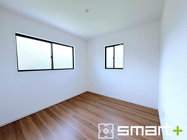 ～2面採光の明るいお部屋～ ・洋室は2面採光とする事で穏やかな陽の入る明るい空間となっております。 ・くつろぎのプライベート時間を明るい空間で穏やかにお過ごしいただけます。 